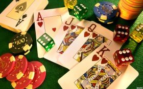 Pengguna memeriksa data usia di ponsel